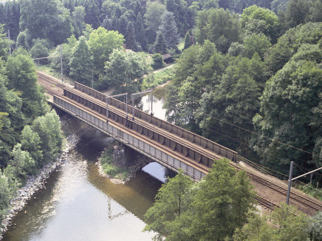 Sy. Pont ferroviaire en aval.