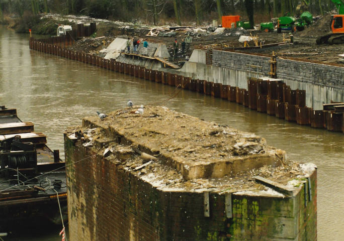 Merbes-le-Château. Evolution du chantier au-dessus de la Haute-Sambre.