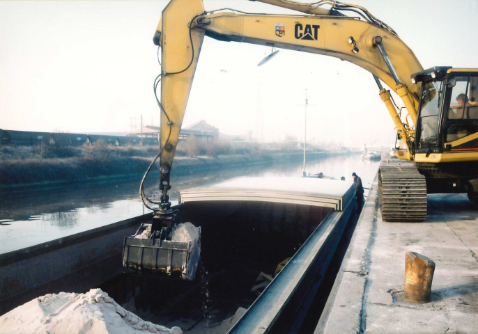 Charleroi. Dampremy. Remplissage d'une péniche.