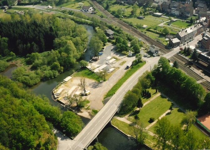 Houyet. Gare SNCB et rivière de la Lesse.