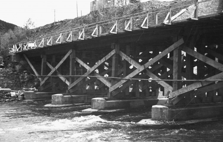 Trois-Ponts. Pont provisoire sur l'Amblève (route n° 33 Liège-Vielsalm).