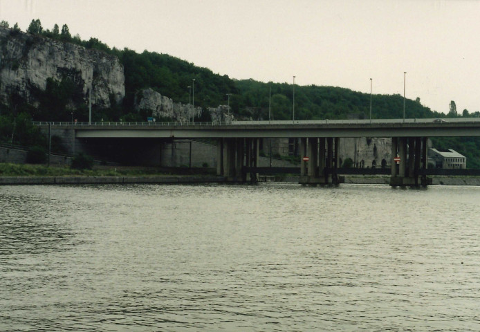 Namur. Pont-route et barrage-écluse des Grands Malades.