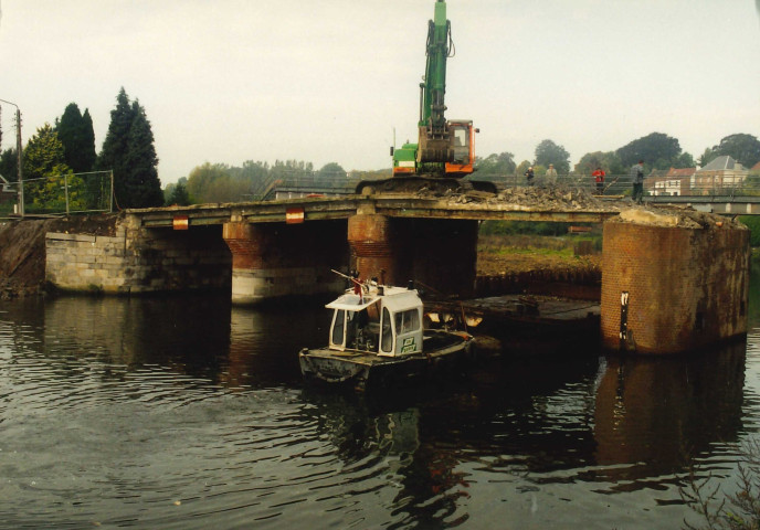 Merbes-le-Château. Démolition d'un ancien pont au-dessus de la Sambre.