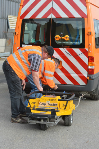 Nivelles. Régie des routes. Présentation du matériel roulant. Remorque "Grip tester".