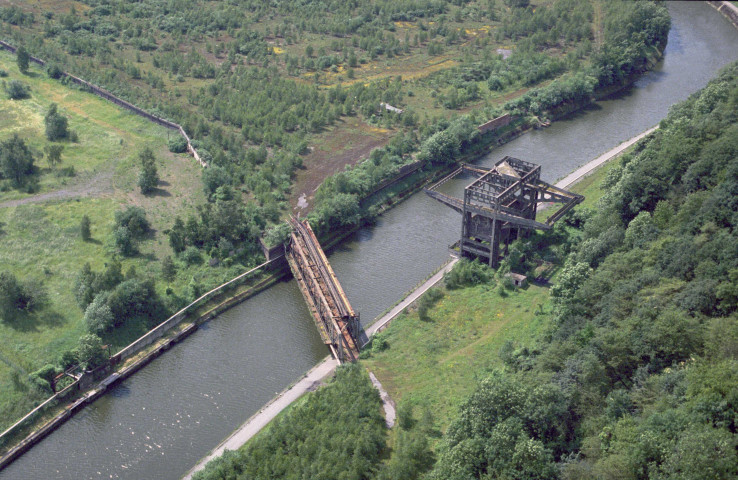 Marcinelle et Monceau-sur-Sambre. Pont-rail.