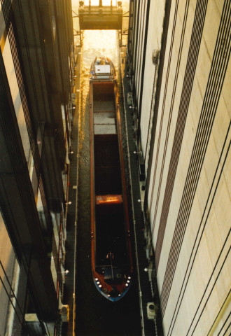 Le Roeulx. Ascenseur de Strépy-Thieu. Translation verticale d'un bateau de 1350 tonnes.