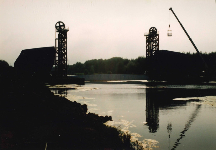 La Louvière. Houdeng-Aimeries. Pont-canal du Sart. Inauguration de l'ascenseur et du pont-canal à 1350 tonnes.