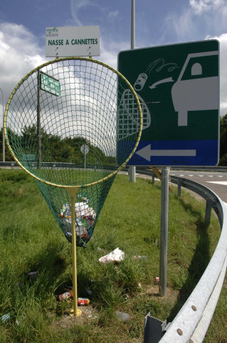 Rochefort. Villers-sur-Lesse. Sortie de l'autoroute E411. Nasse à cannettes.