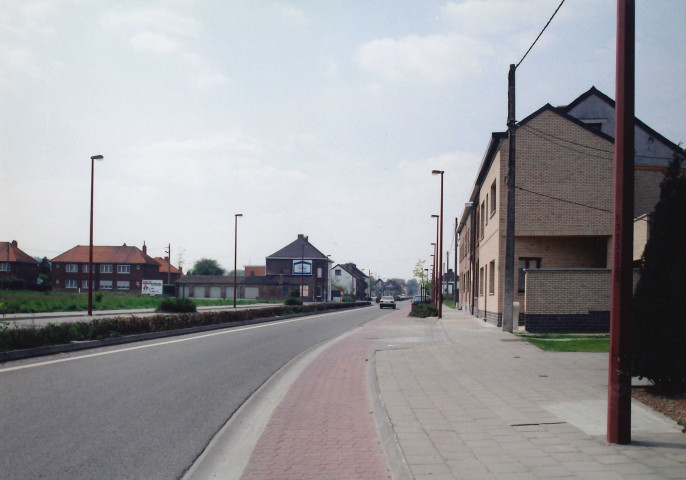 Fontaine l'Evêque. Aménagement d'une piste cyclable traversant la localité.