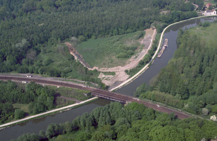 Terrain de dépôt et pont-rail n°11.