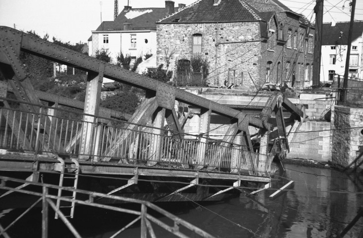 Labuissière. Pont sur la Sambre.