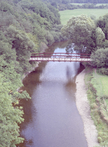 Fronville. Passerelle du camping "Les Mayettes".