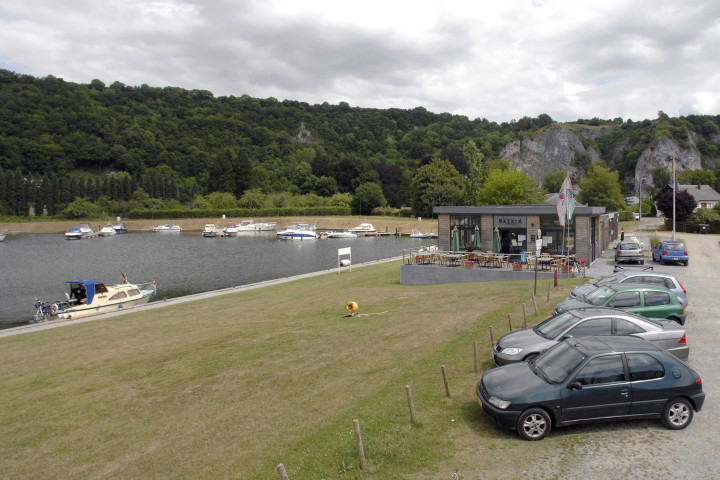 Dinant. Activités sur la Meuse. Port de plaisance.