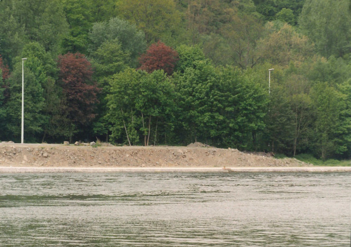 Anhée. Aménagements divers en bord de Meuse.