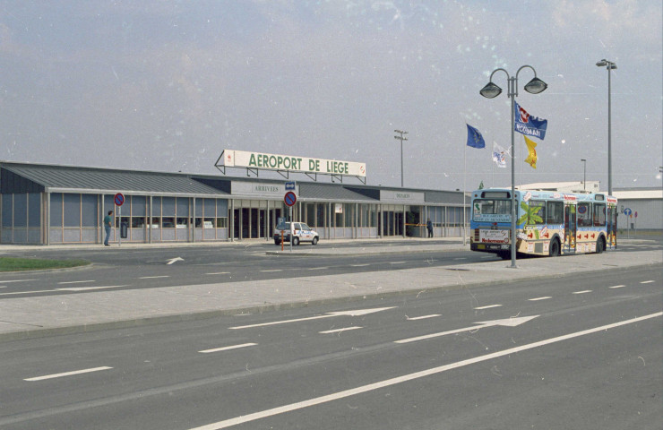 Grâce-Hollogne. Inauguration des installations de l'aéroport de Liège par André Baudson, ministre des Transports.