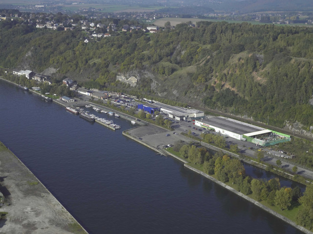 Huy. Tihange. Vues aériennes de la Meuse. Port.