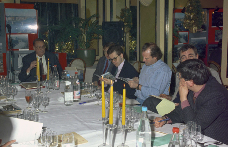 Bruxelles. Conférence de presse au cabinet de Jean-Pierre Grafé, ministre des Travaux publics, sur le bilan de l'année 1993.