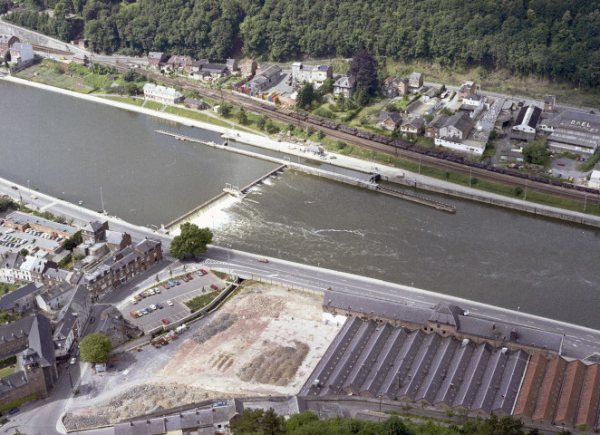 Bouvignes-sur-Meuse. La Meuse.