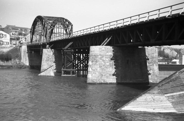 Namêche. Pont provisoire sur la Meuse.