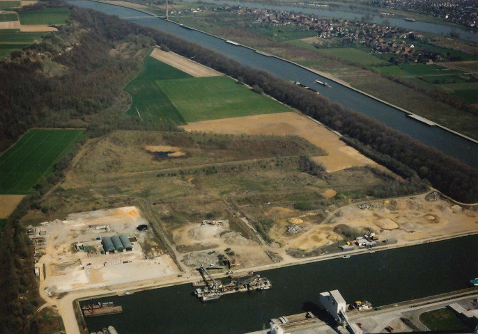 Visé. Lixhe. Canal Albert. Darse et futur centre de regroupement de produits de dragage (CRPD).