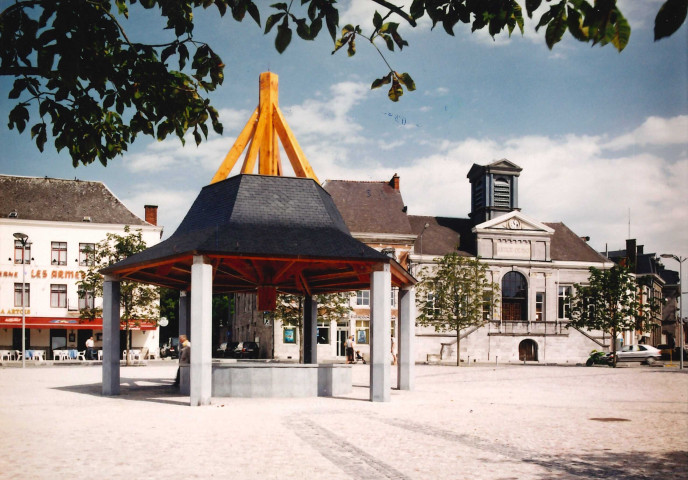 Philippeville. Place d'armes après rénovation. Vieux puits. Rue de France.