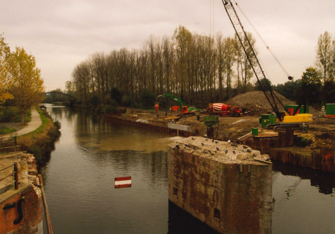 Merbes-le-Château. Début du nouveau perré aval rive droite.