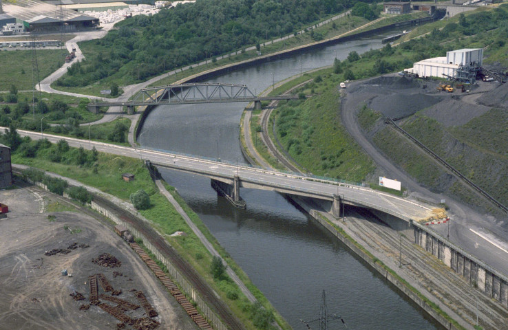 Marchienne-au-Pont. Pont-route et pont-rail de Bayemont.