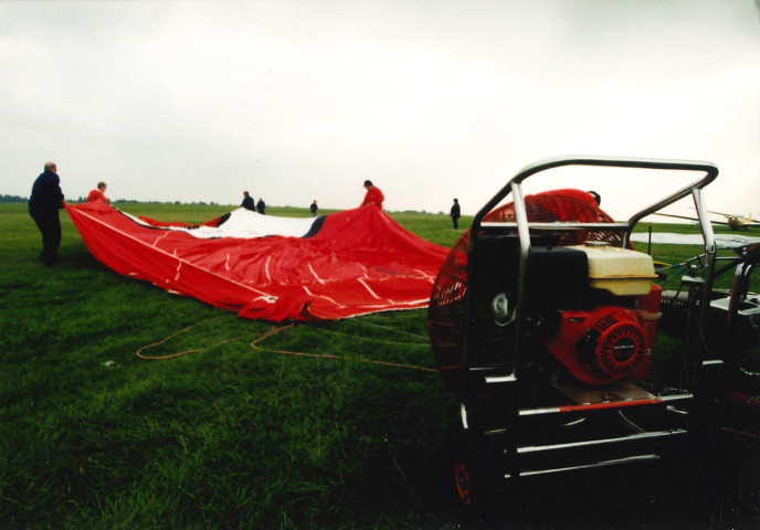 Saint-Hubert. Aérodrôme. Lâché de montgolfières.