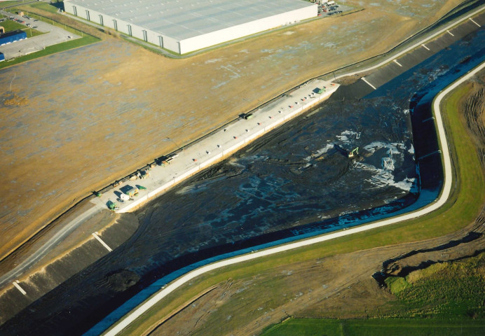 La Louvière. Houdeng-Aimeries. Porte de garde du canal à grand gabarit.