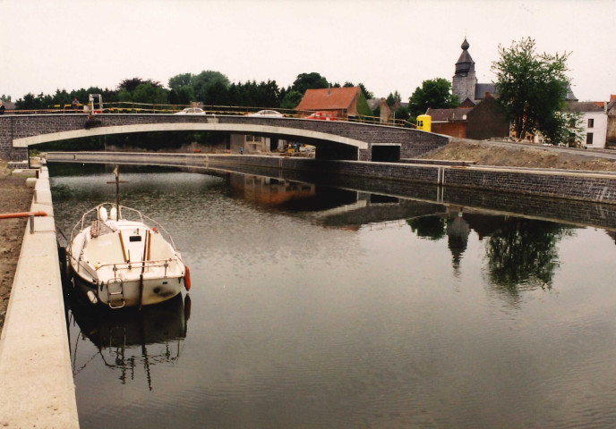 Merbes-le-Château. Phase de finition des abords du pont-route sur la Haute-Sambre. Asphaltage.