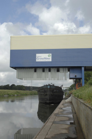 Saint-Ghislain. Tertre. Entreprise KEMIRA. Passerelle de transbordement en action.