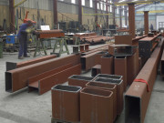 Andenne. Seilles. Atelier de construction. Fabrication de divers éléments de la superstructure pour le site KEMIRA, sur le canal Nimy-Blaton.