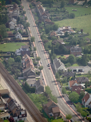 Leuze-en-Hainaut. Piste cyclable située avenue de la Libération.