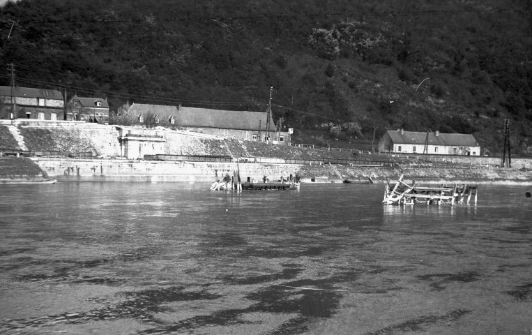 Hastière. Pont détruit sur la Meuse.