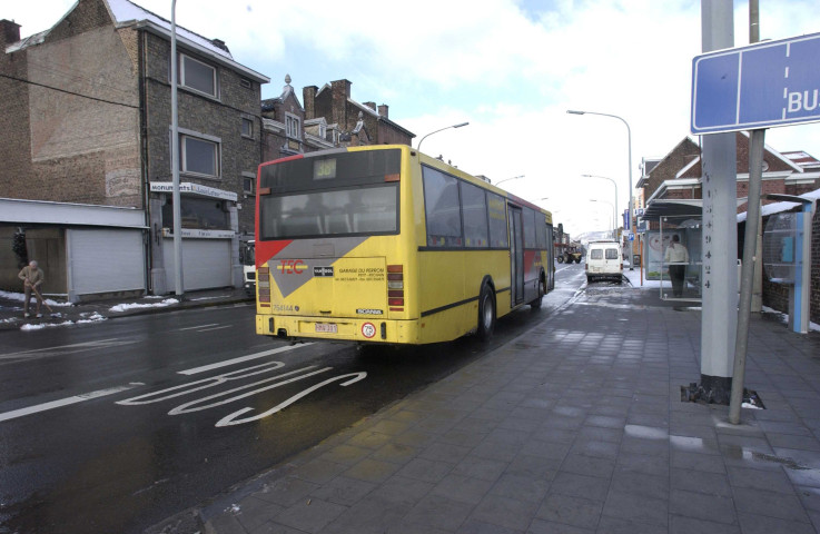 Liège. Grivegnée. Espace réservé aux bus et taxis.