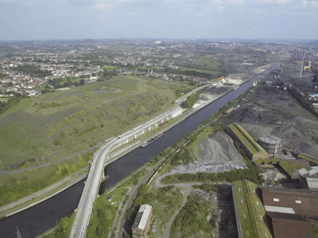 Charleroi. Dampremy. Canal Charleroi-Bruxelles. Zoning industriel. Vues aériennes.