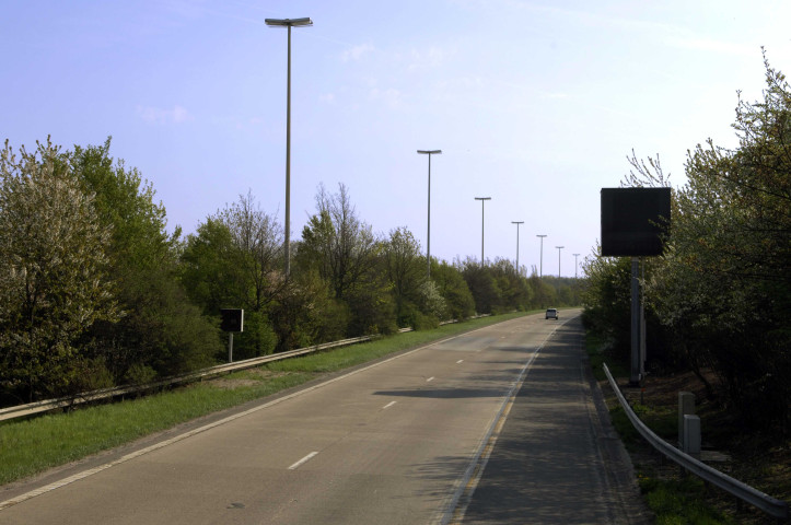 Andenne. Landenne. Panneaux à messages variables sur l'autoroute E42.