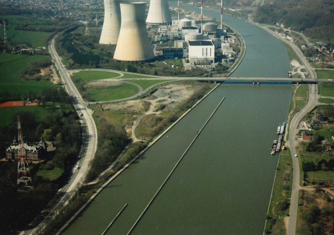 Amay. Ampsin. Aval du pont d'Ampsin. Centre de regroupement de produits de dragage (CRPD).