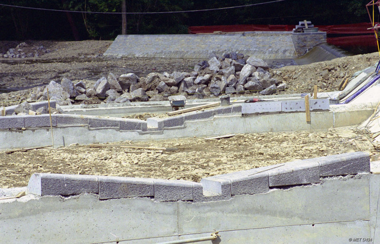 Rendeux. Mise en place des pierres provenant de la carrière "Gore".