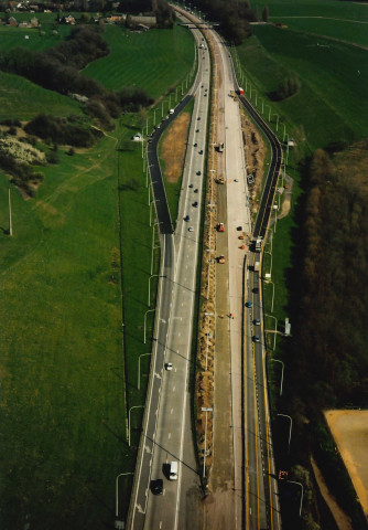 Grâce-Hollogne. Horion-Hozémont. Mise à trois bandes de l'E42 à hauteur des parkings.