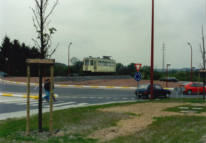 Châtelet. Châtelineau. Chaussée de Gilly. Giratoire "du Cora" avec tram.