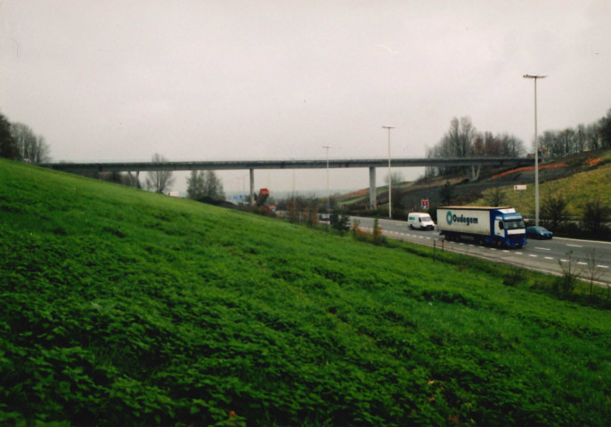 Herve. Battice. Démolition par explosion du pont-route n°49 sur l'autoroute E40.