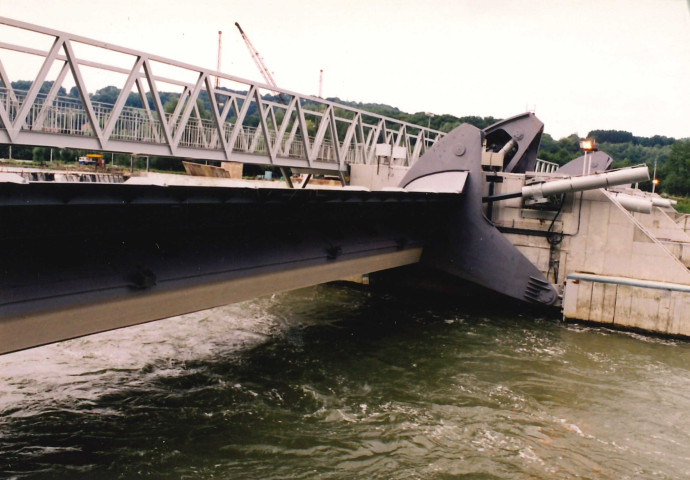 Hastière. Waulsort. Equipements électromécaniques de barrage-écluse n°1 sur la Haute-Meuse.