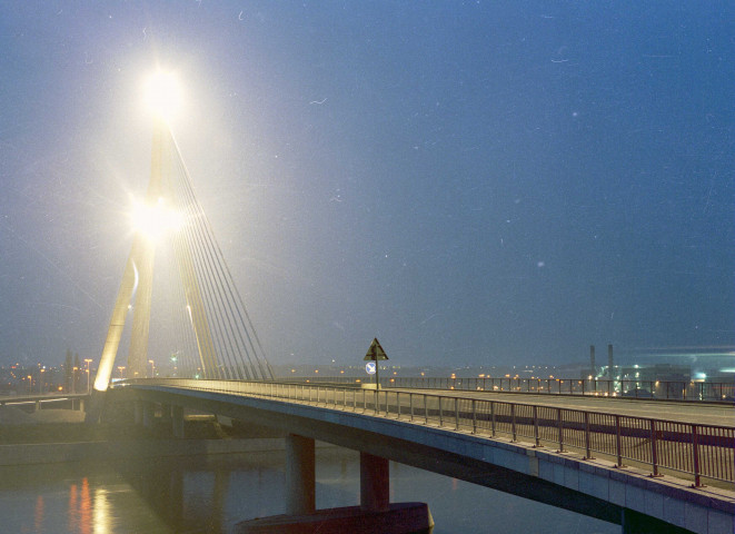 Wandre. Pont vu de nuit.