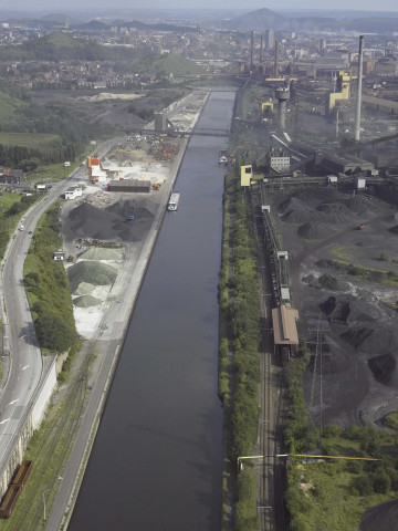 Charleroi. Dampremy. Canal Charleroi-Bruxelles. Zoning industriel. Vues aériennes.