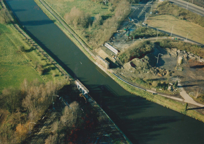 Saint-Ghislain. Hautrage. Pont-route en reconstruction sur le canal du Centre.
