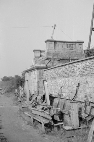 Ombret-Rawsa. Pont détruit sur la Meuse.