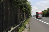 Namur. Beez. E411. Pose d'un mur ant-bruits en bois.