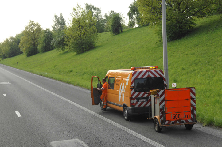 Awans. Chantier mobile sur l'autoroute.