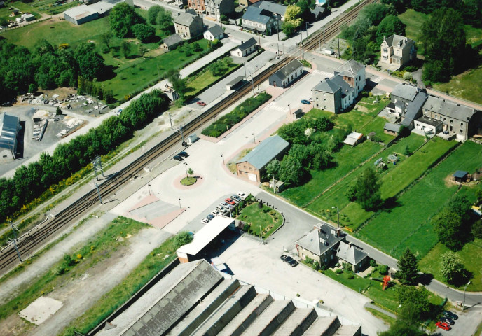 Paliseul. Traversée N899. Gare SNCB.